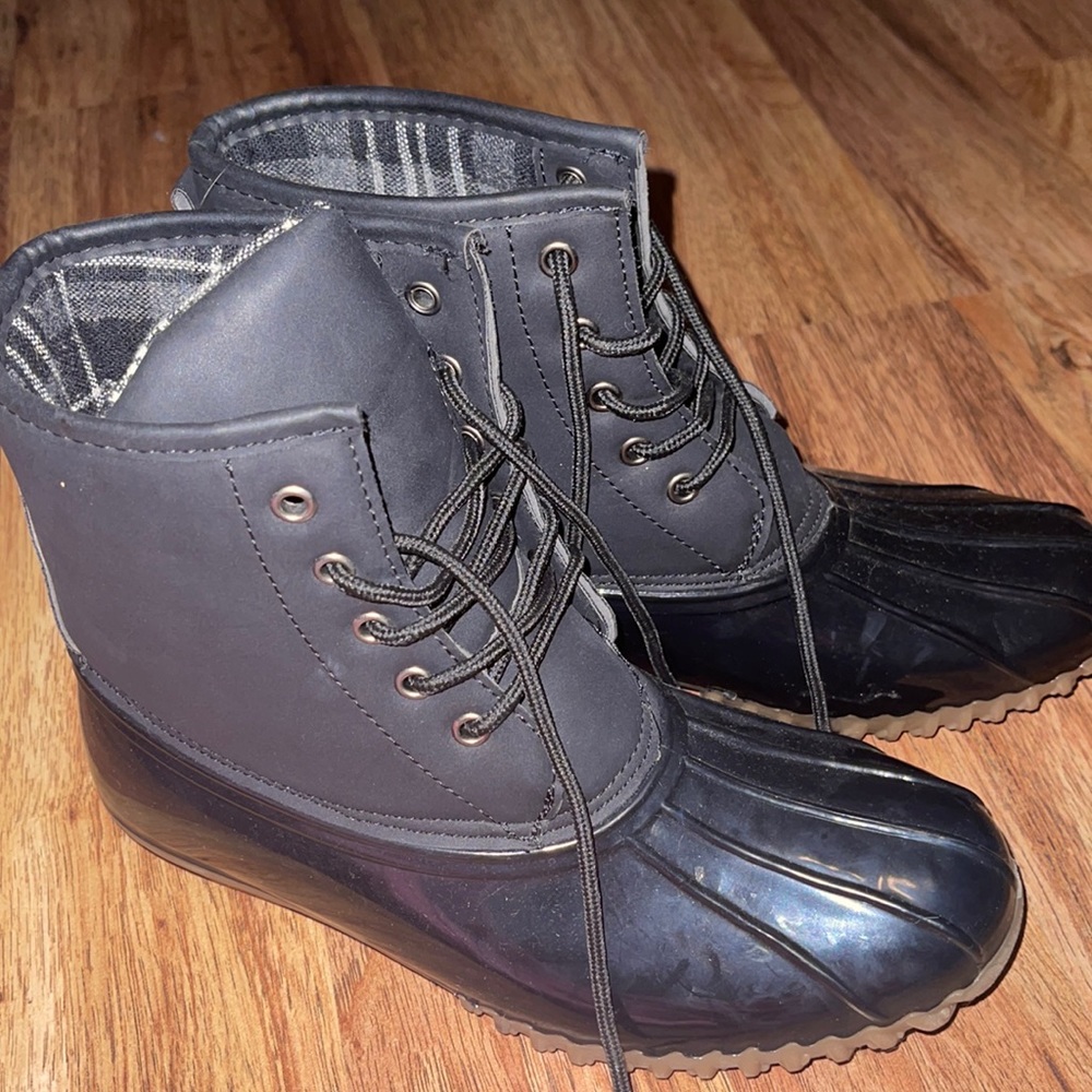 duck boots black